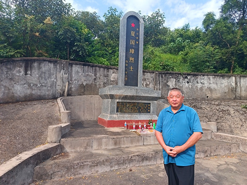 2025年9月20日广西壮族自治区玉林市容县容州镇杨叶村佛子冲百足山的夏国璋纪念碑前_副本.jpg