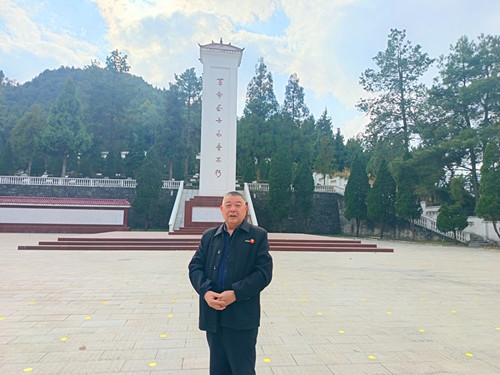 2025年12月19日贵州省黔东南苗族侗族自治州凯里市大十字街道金井村，高粮坡北山腰金泉湖畔  金泉湖陵园1_副本.jpg