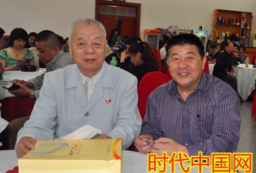 时代网总编（右）与体育人物王景清_副本.jpg