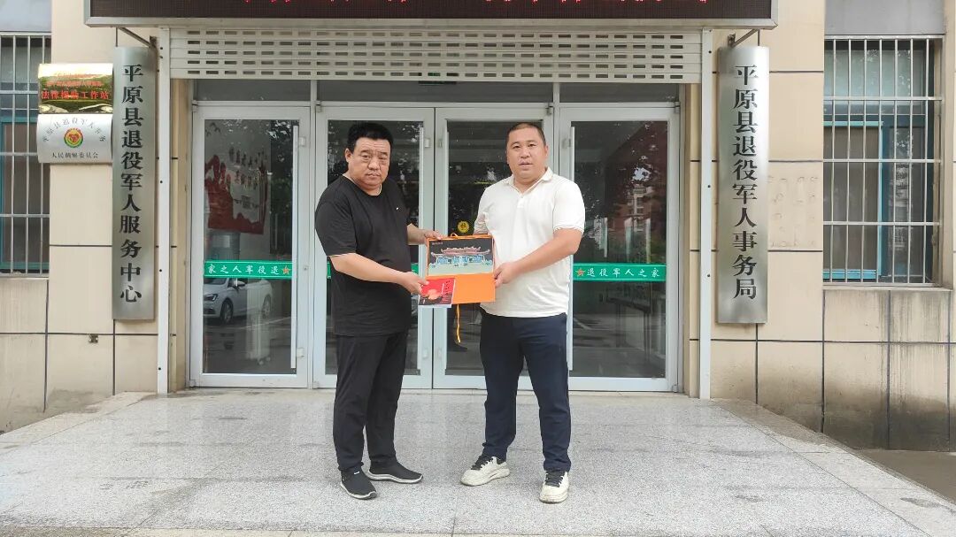 张凯（右）到山东平原县核对信息。受访者供图